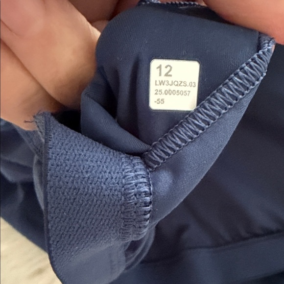 lululemon athletica Navy V-Neck Crop Top size 12 BNWOT length 20” bust 32” - Picture 5 of 8